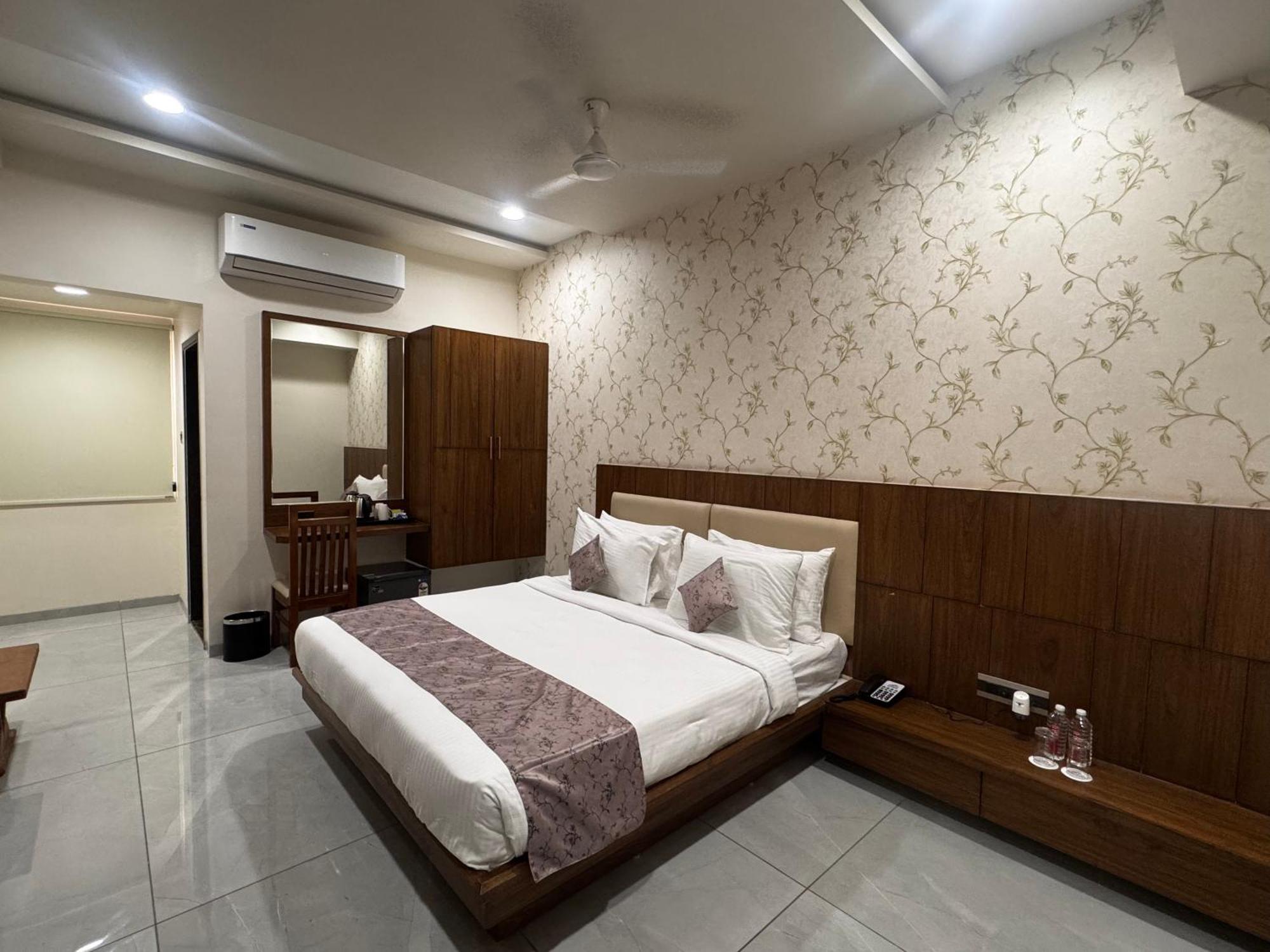 Pam Premium Hotel Vadodara Kültér fotó