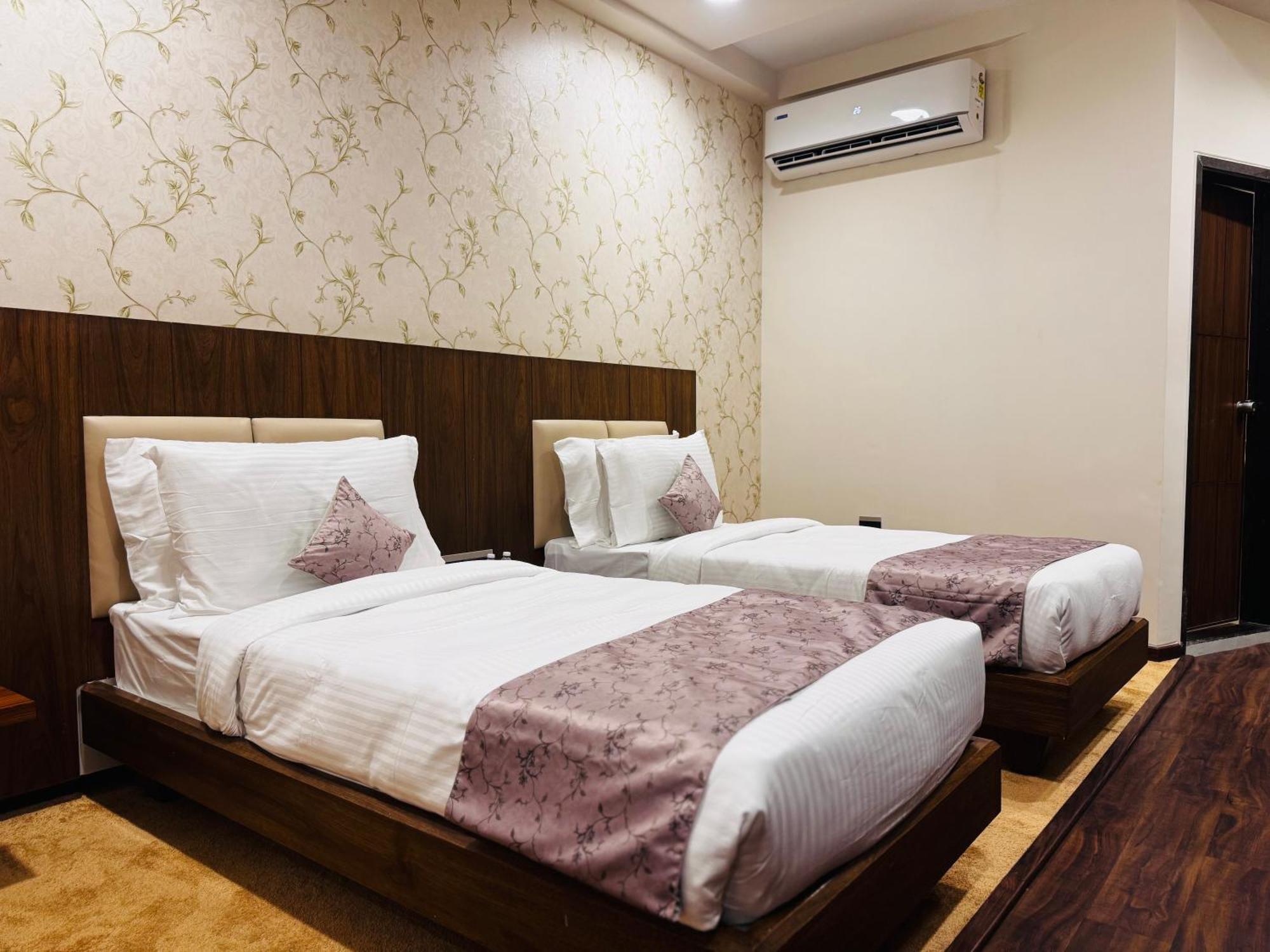 Pam Premium Hotel Vadodara Kültér fotó