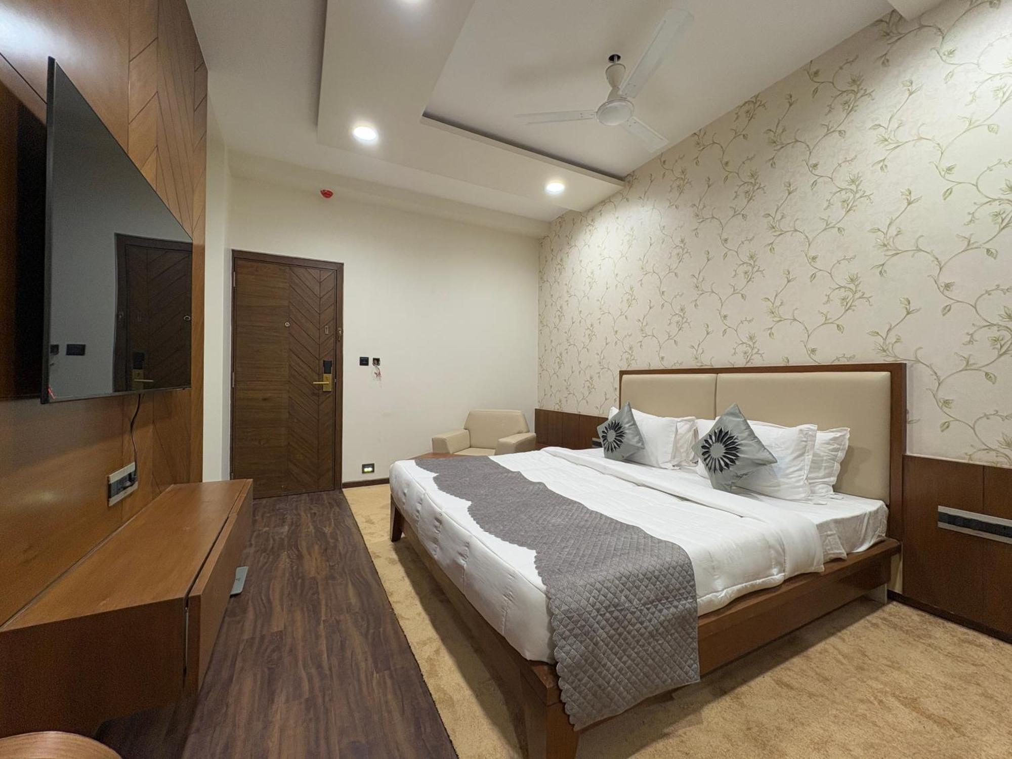 Pam Premium Hotel Vadodara Kültér fotó