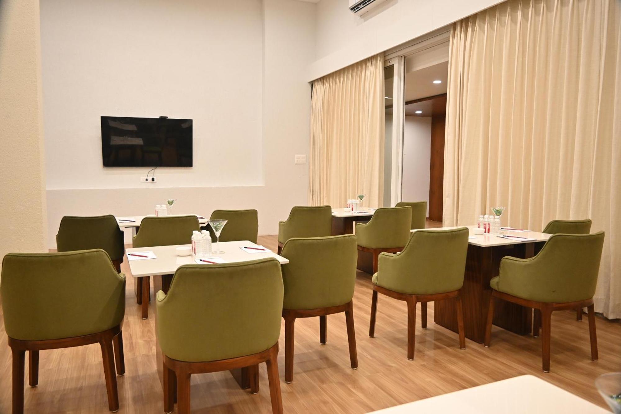 Pam Premium Hotel Vadodara Kültér fotó
