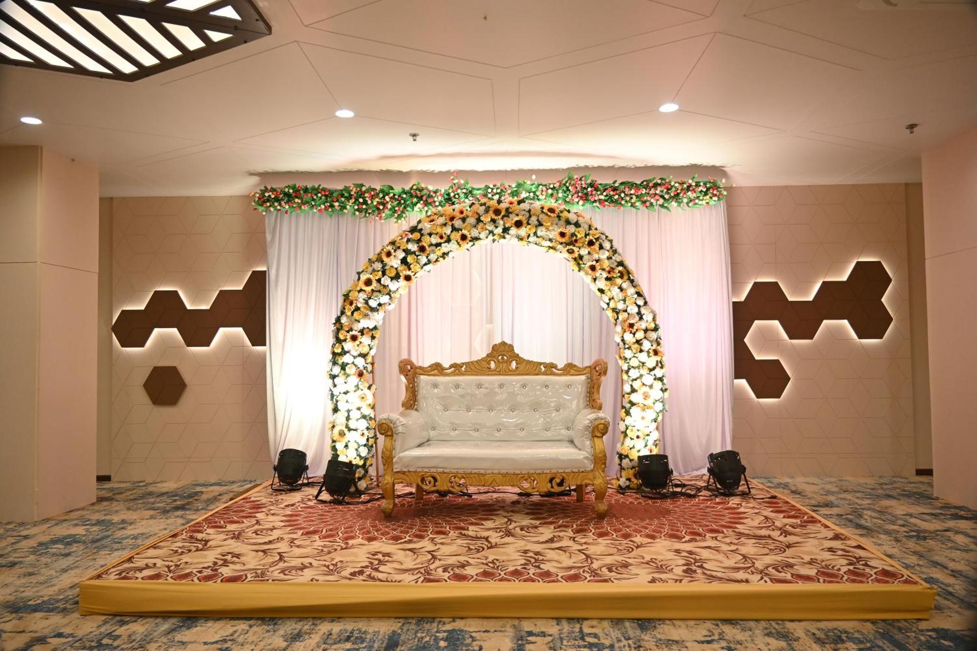 Pam Premium Hotel Vadodara Kültér fotó