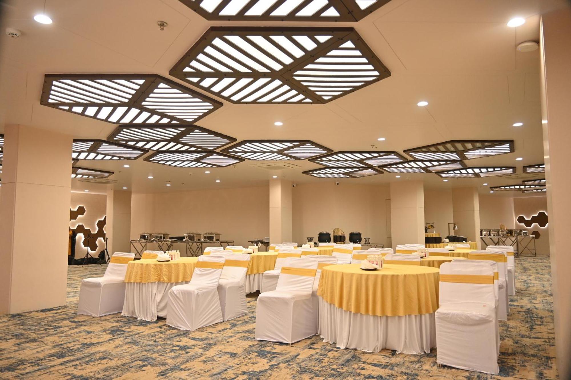 Pam Premium Hotel Vadodara Kültér fotó